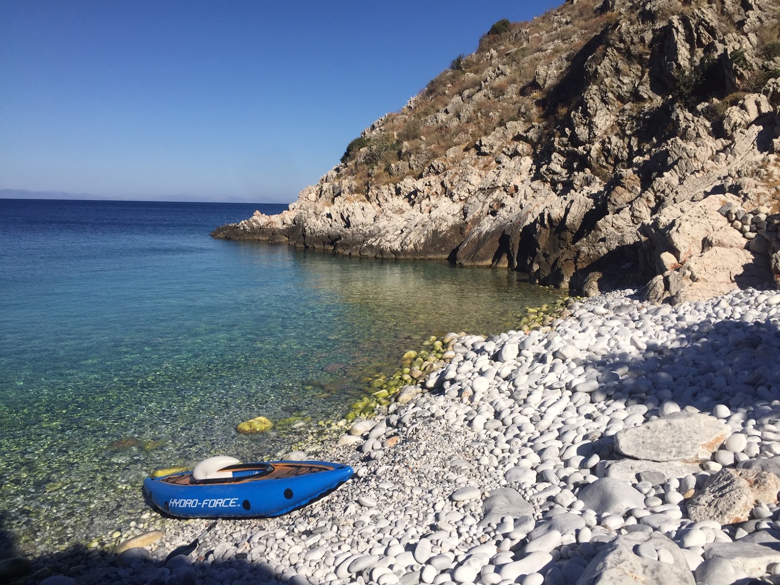 Foto di Friatsi beach con una superficie del ciottoli bianchi