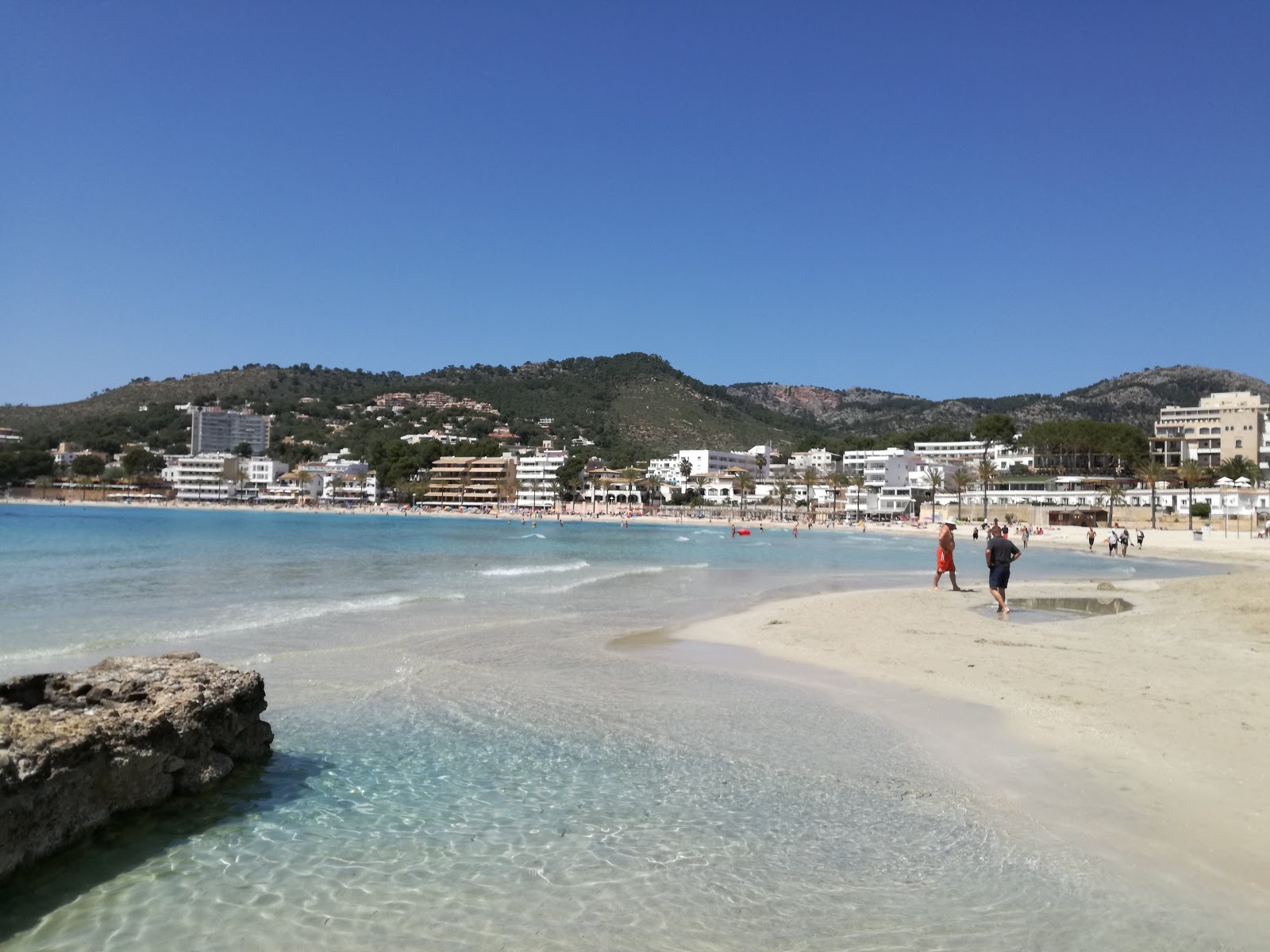 Photo de Plage de Peguera avec moyenne baie