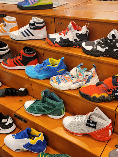 Clothing Store «Champs», reviews and photos, 205 E Broadway, Bloomington, MN 55425, USA