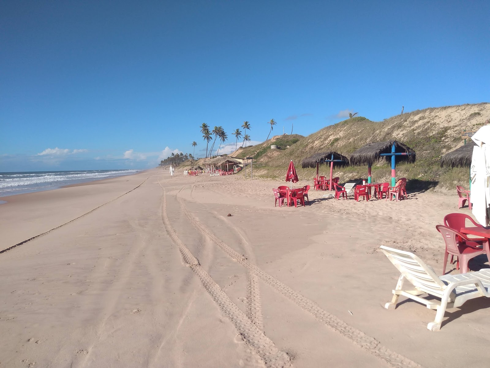 Praia de Massarandupio'in fotoğrafı uçurumlarla desteklenmiş