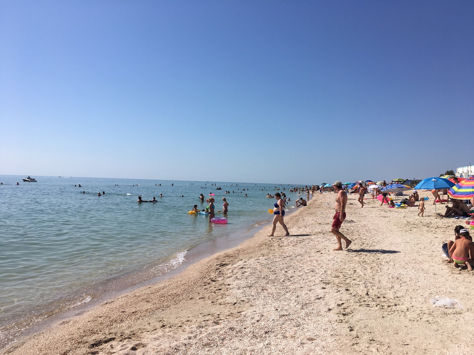 Foto van Plyazh Fedotova kosa met helder schelpenzand oppervlakte