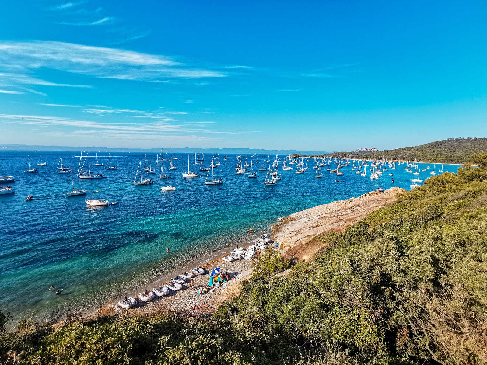 Foto di Plage de la Courtade con una superficie del sabbia beige