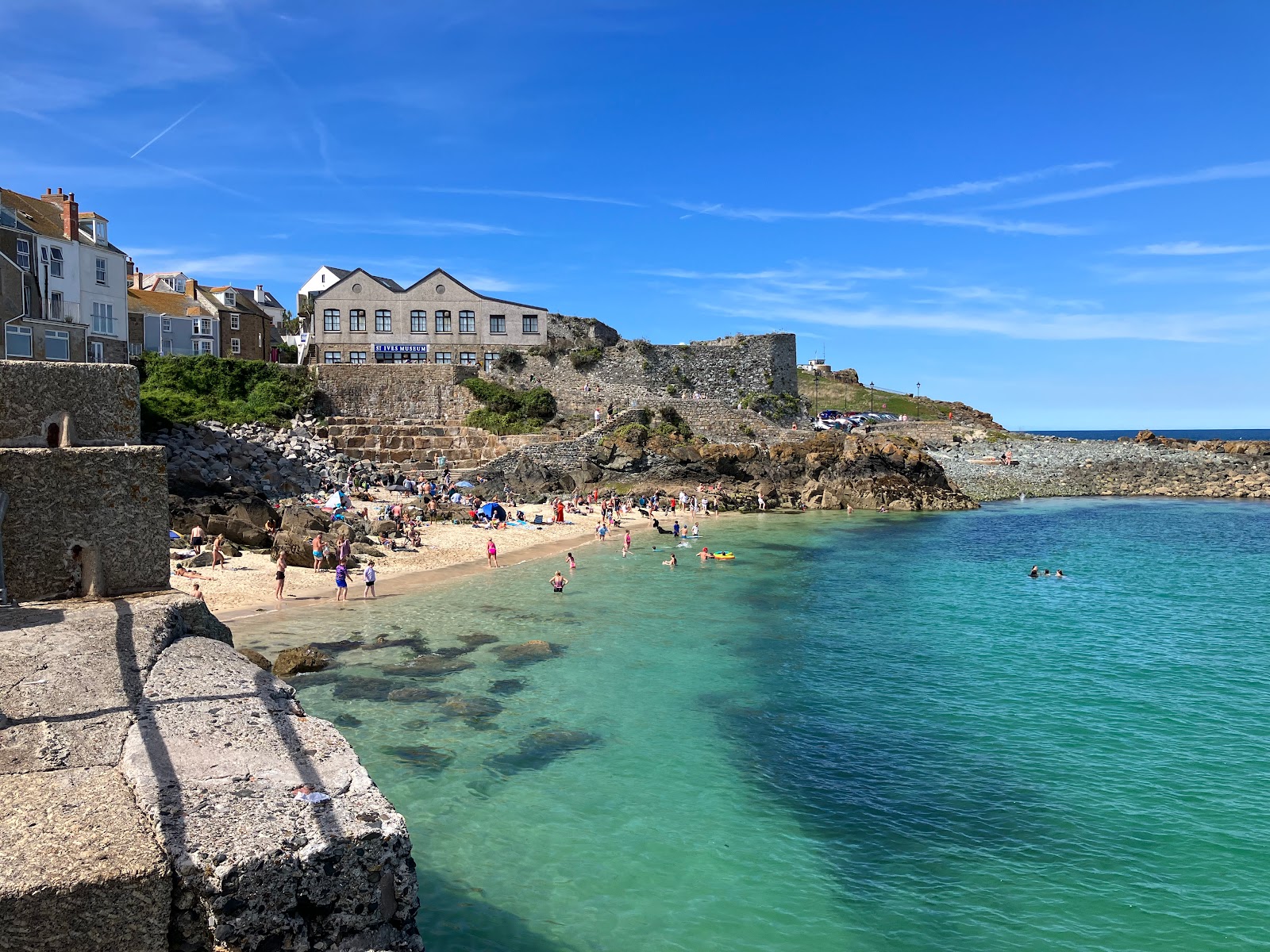 Foto de Playa de Bamaluz con agua cristalina superficie