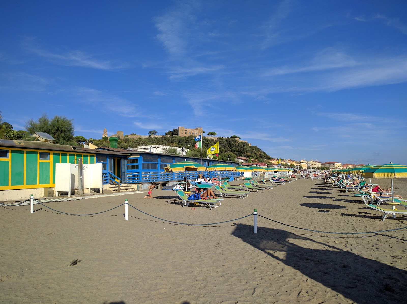 Photo de Spiaggia Castiglione della Pescaia avec rivage droit, long