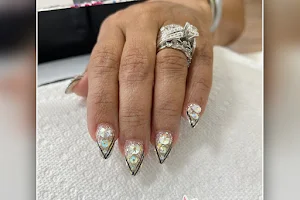 Mina nails image