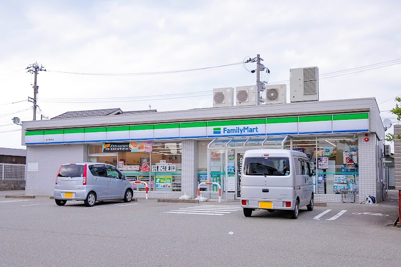 ファミリーマート 金沢粟崎店