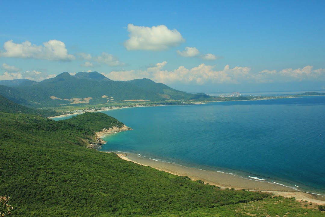 Bãi biển xanh Ninh Vân