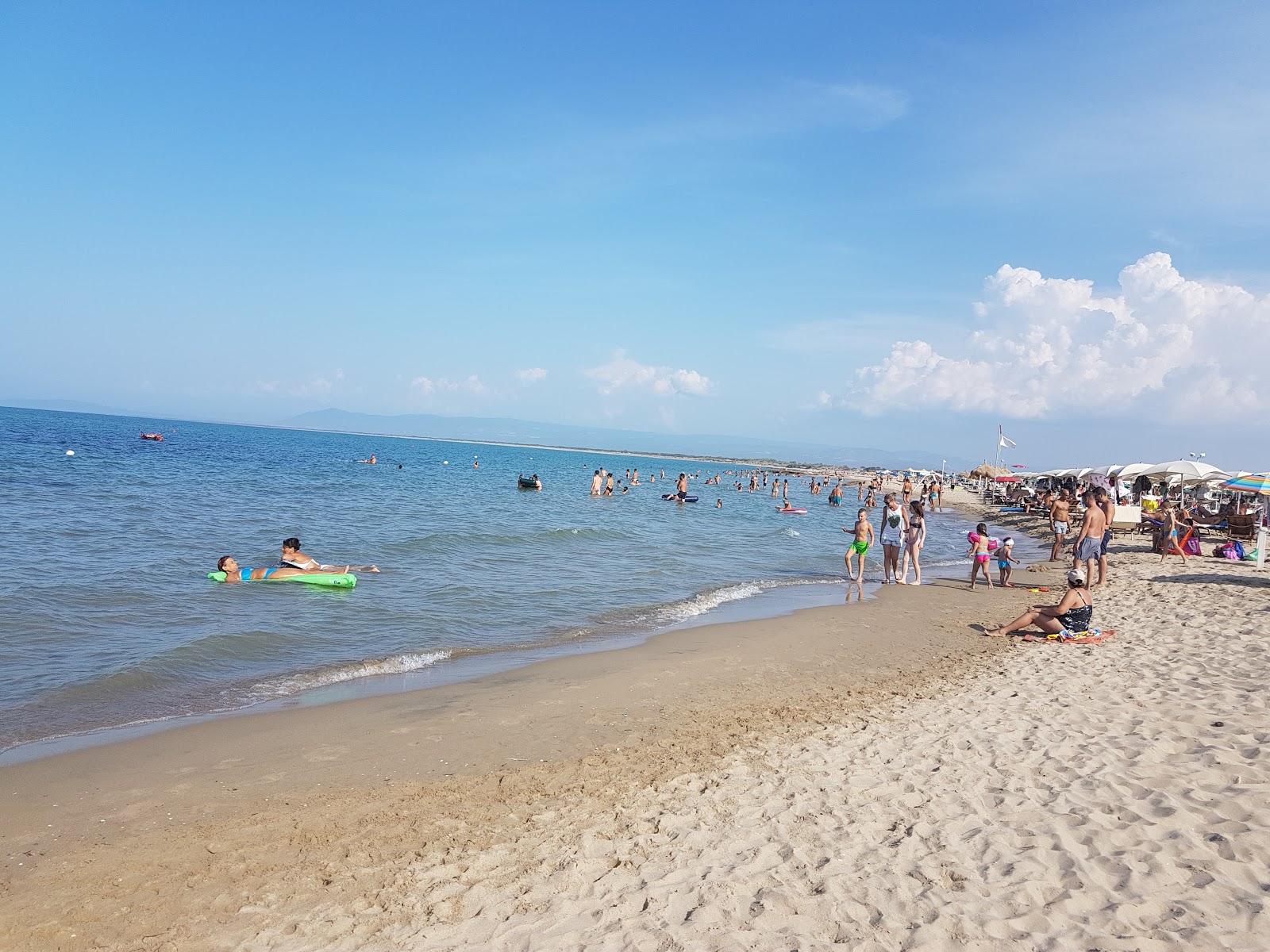 Fotografie cu Spiaggia di Marina di Lesina cu o suprafață de nisip maro