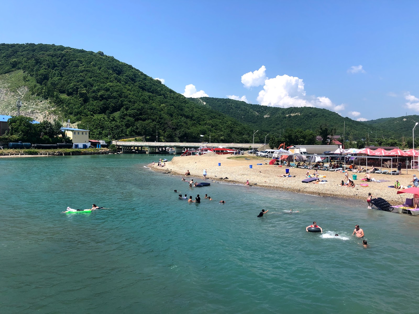 Photo de Lermontovo Village beach avec baie longue