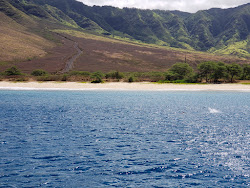 Ohiki-lolo Beach'in fotoğrafı uçurumlarla desteklenmiş