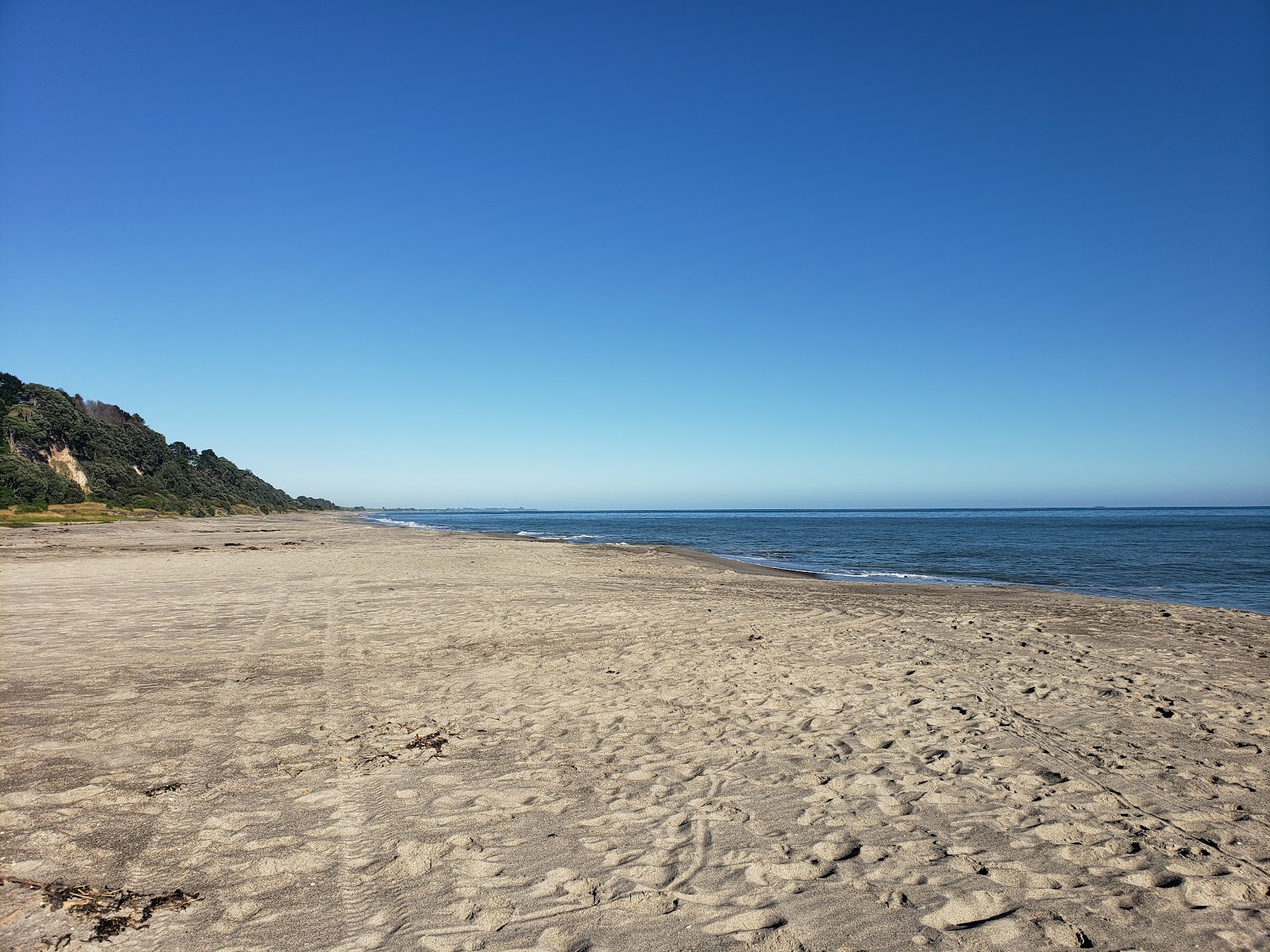 Fotografija Pikowai Beach z svetel pesek površino