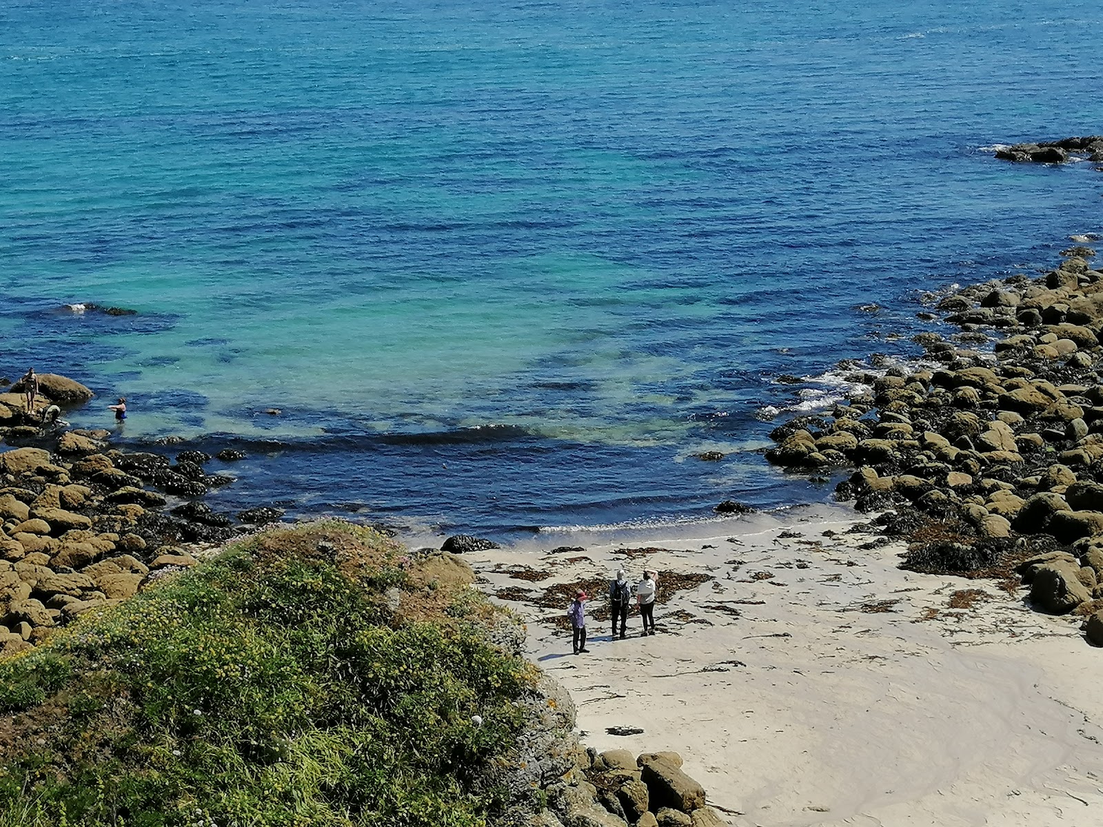 Valokuva Porthgwarra-rantaista. ympäröity vuorilla