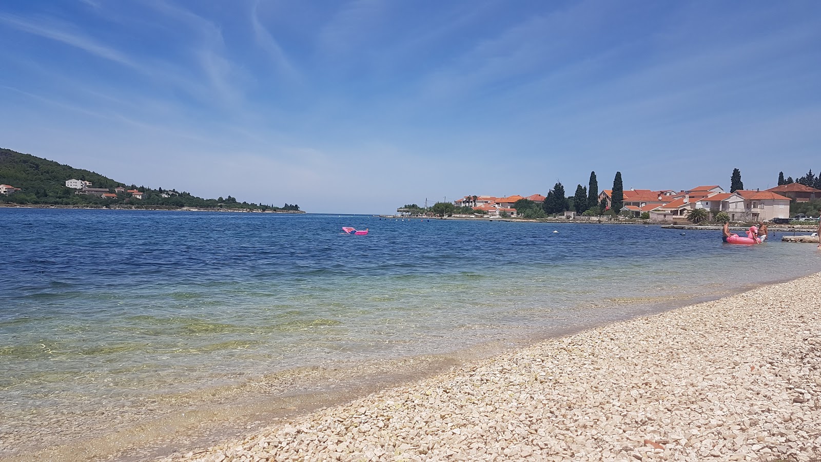Foto von Sutomiscica beach mit schwarzer sand & kiesel Oberfläche