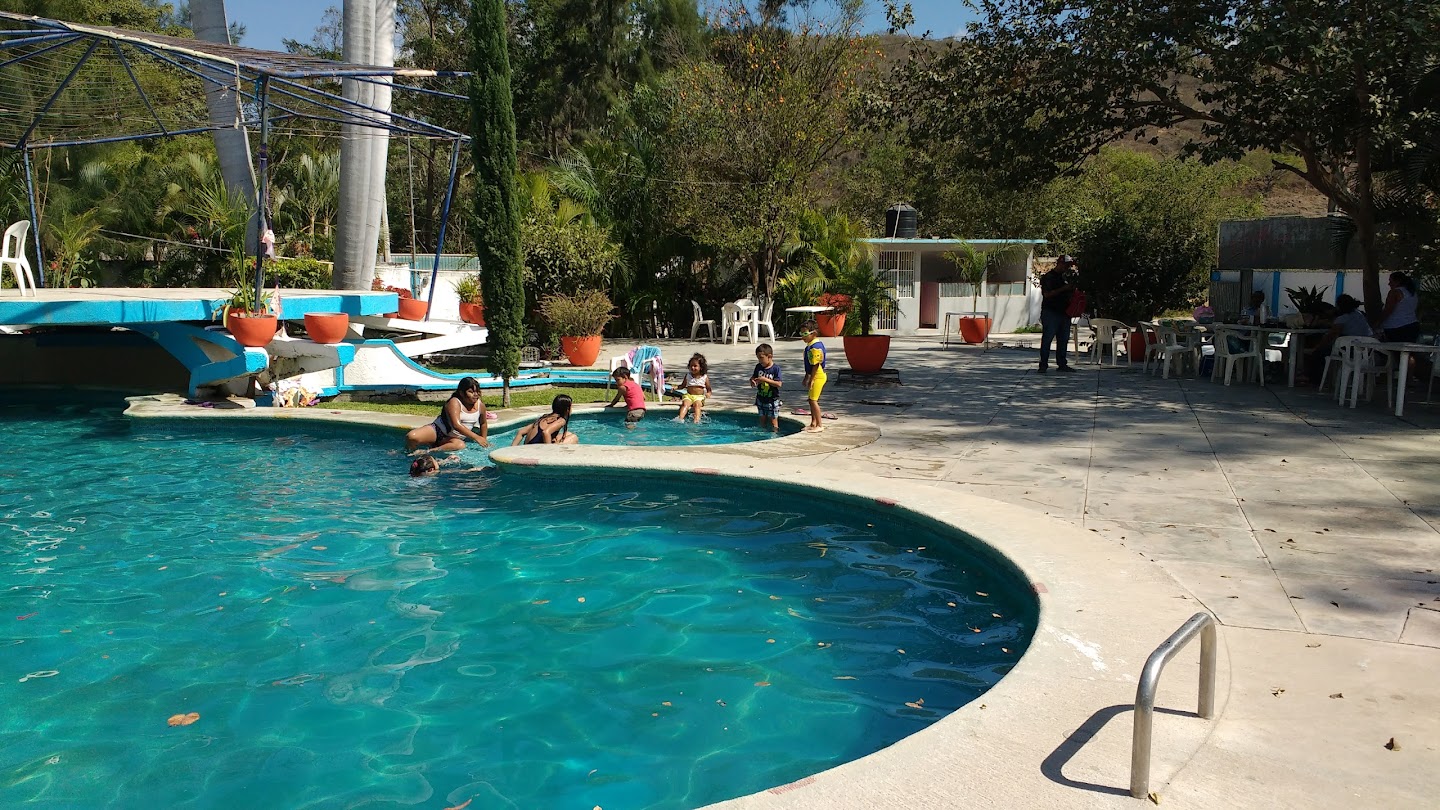 Alberca Balneario Las Bugambilias - Swimming Pool in Petaquillas
