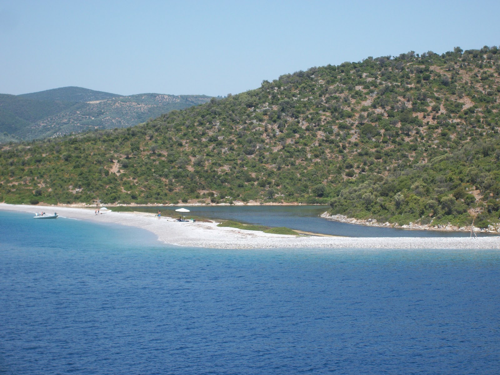 Foto van Ag. Sostis beach met turquoise puur water oppervlakte