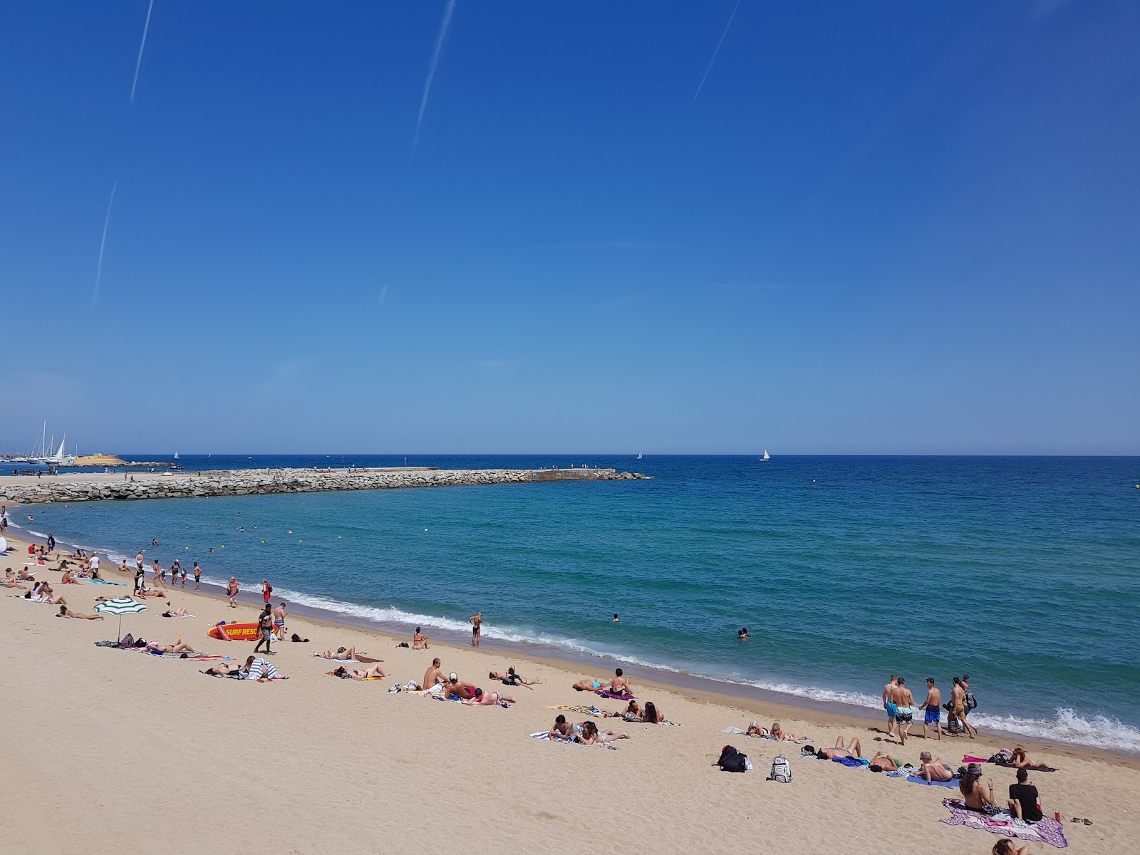 Foto de Playa Barceloneta com areia marrom fina superfície