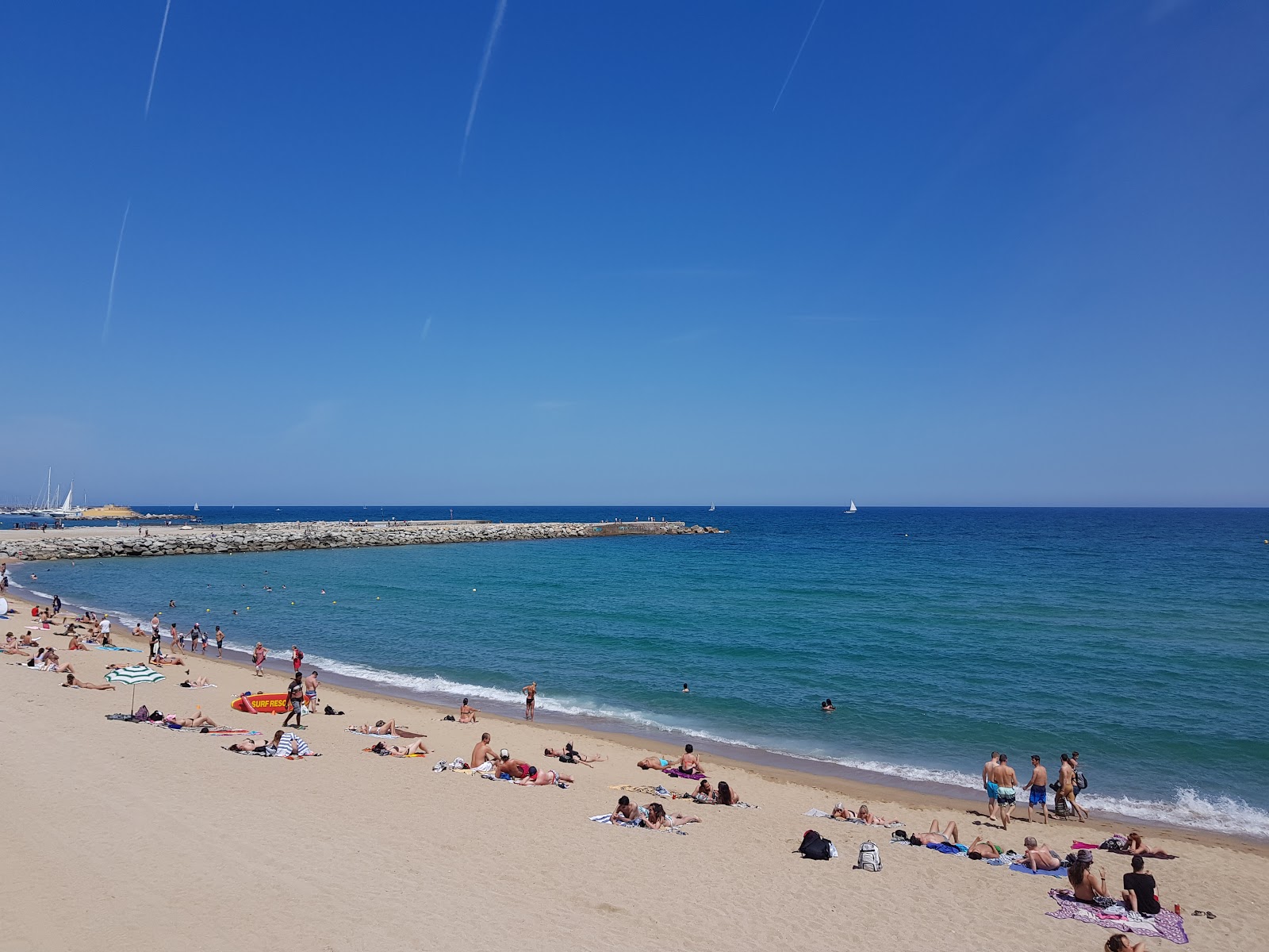 Fotografie cu Playa Barceloneta cu o suprafață de nisip fin și maro