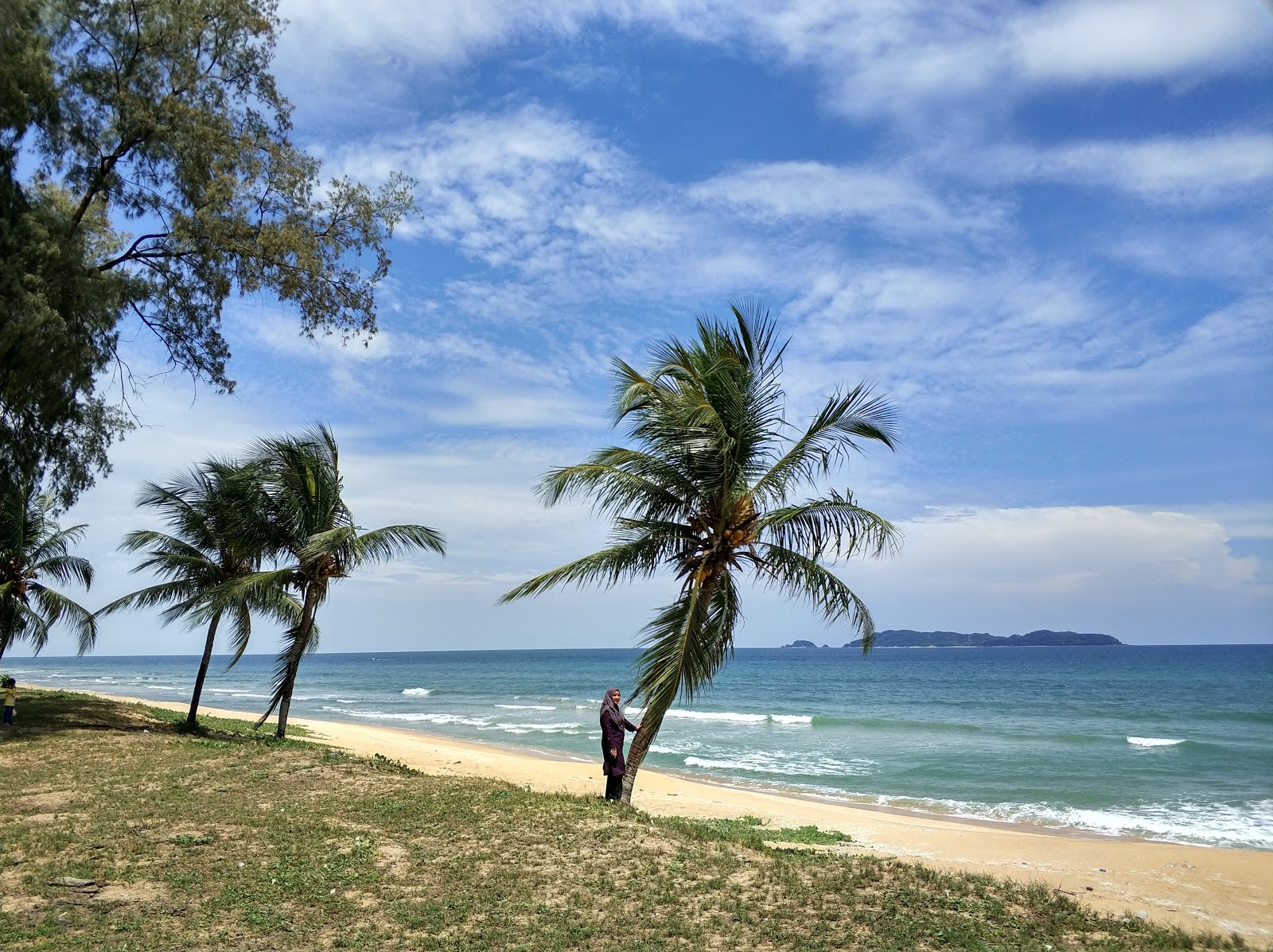 Photo de Peranginan Kelulut Beach avec droit et long