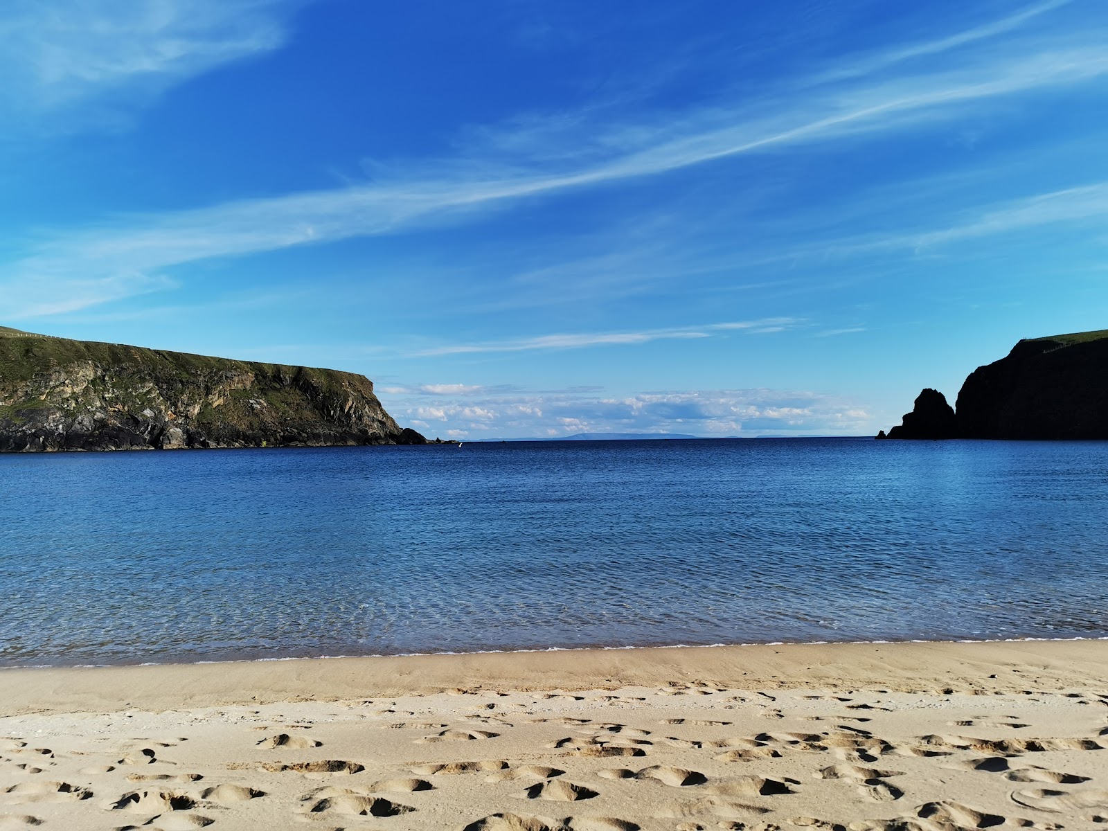 Φωτογραφία του Silver Beach περιτριγυρισμένο από βουνά