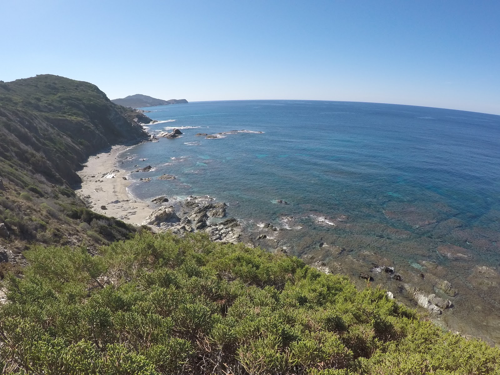 Cala di Punta Agliastroni的照片 带有宽敞的海湾
