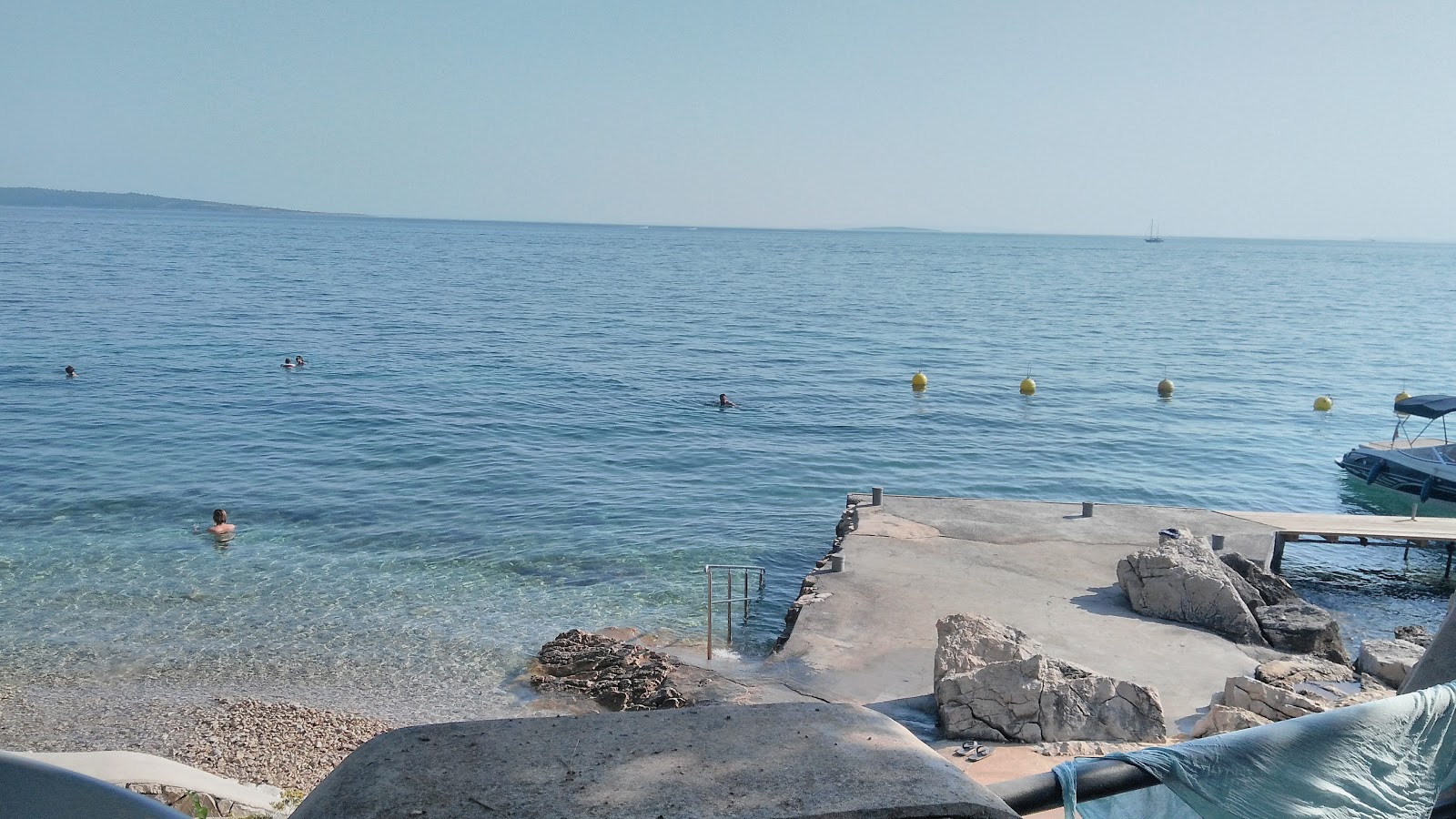 Foto van Frkanj beach met lichte kiezelsteen oppervlakte