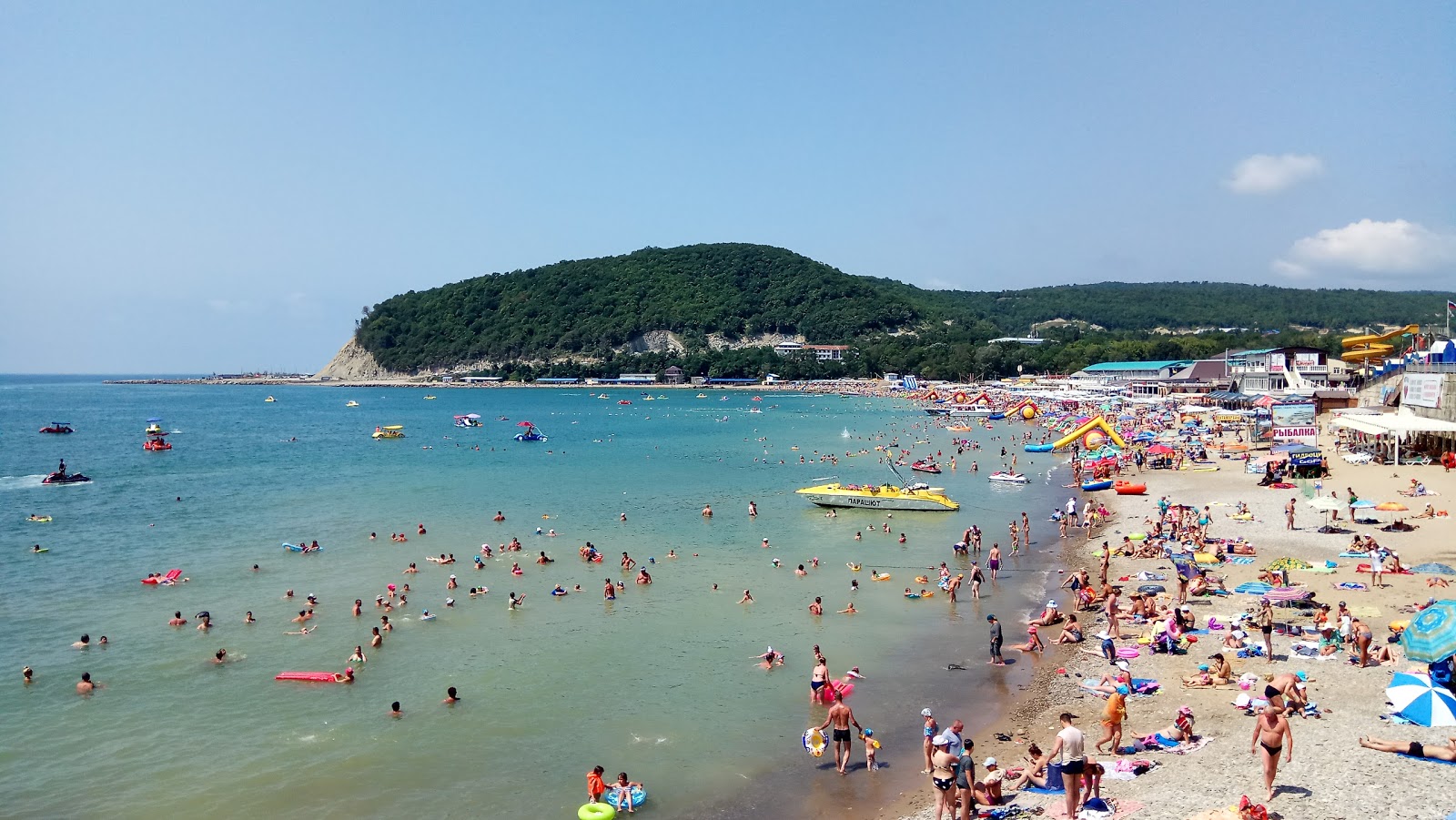 Foto de Dzhubga beach com areia bege e seixos superfície