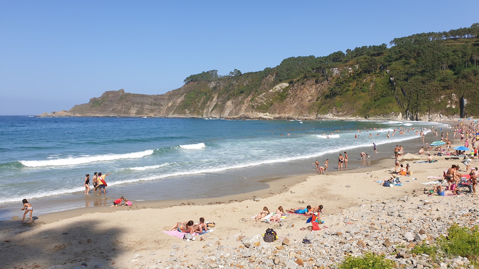 Foto av Playa de San Pedro med grå sand och stenar yta