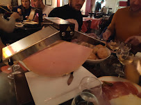 Raclette du Restaurant servant de la raclette Le Refuge Restaurant Savoyard du Vieux Lyon - n°3