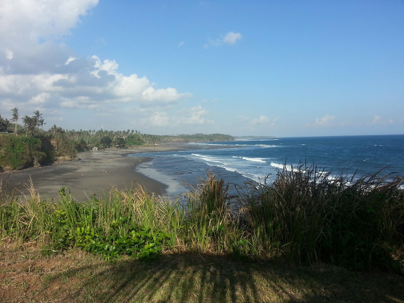 Foto di Balian Beach con una superficie del sabbia scura