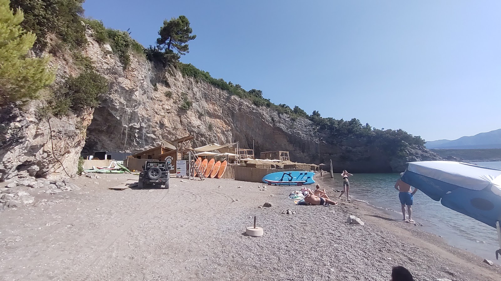 Velja Spila Beach'in fotoğrafı dağlarla çevrili