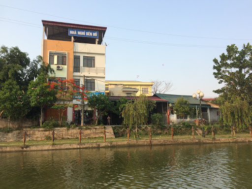 Nhà nghỉ Bên Hồ