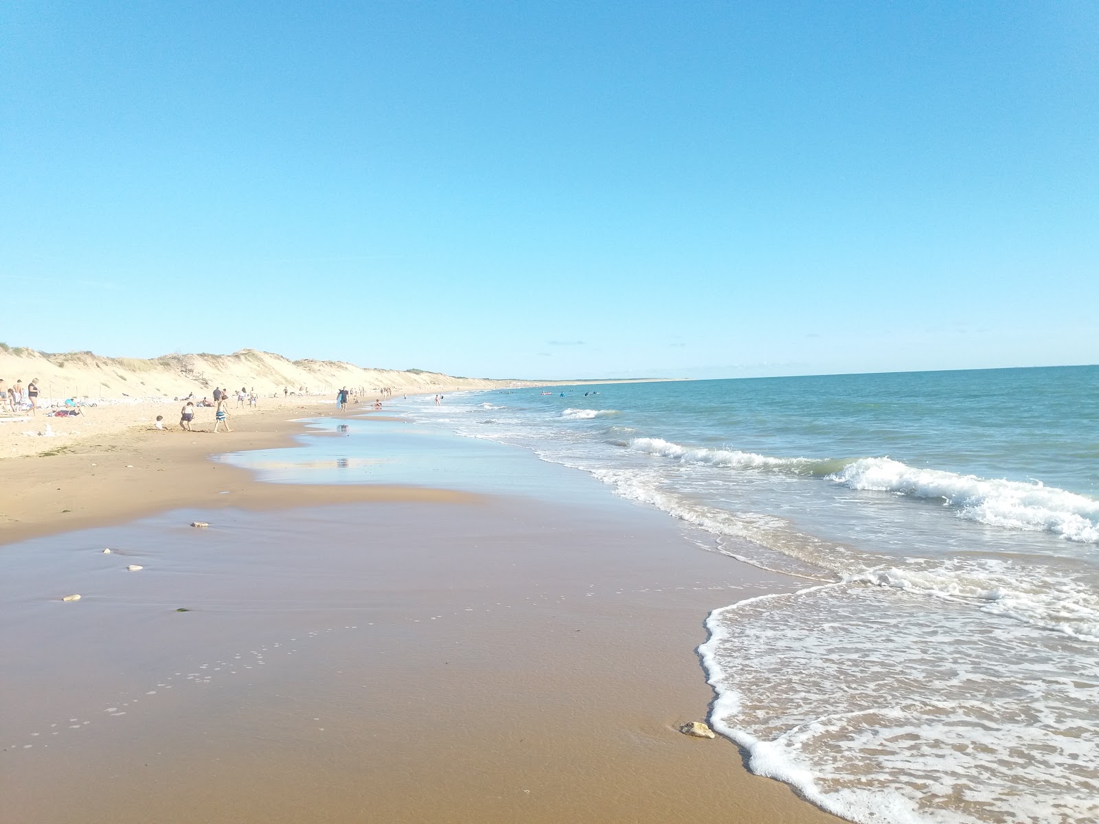 Fotografija Rocher beach z svetel pesek površino