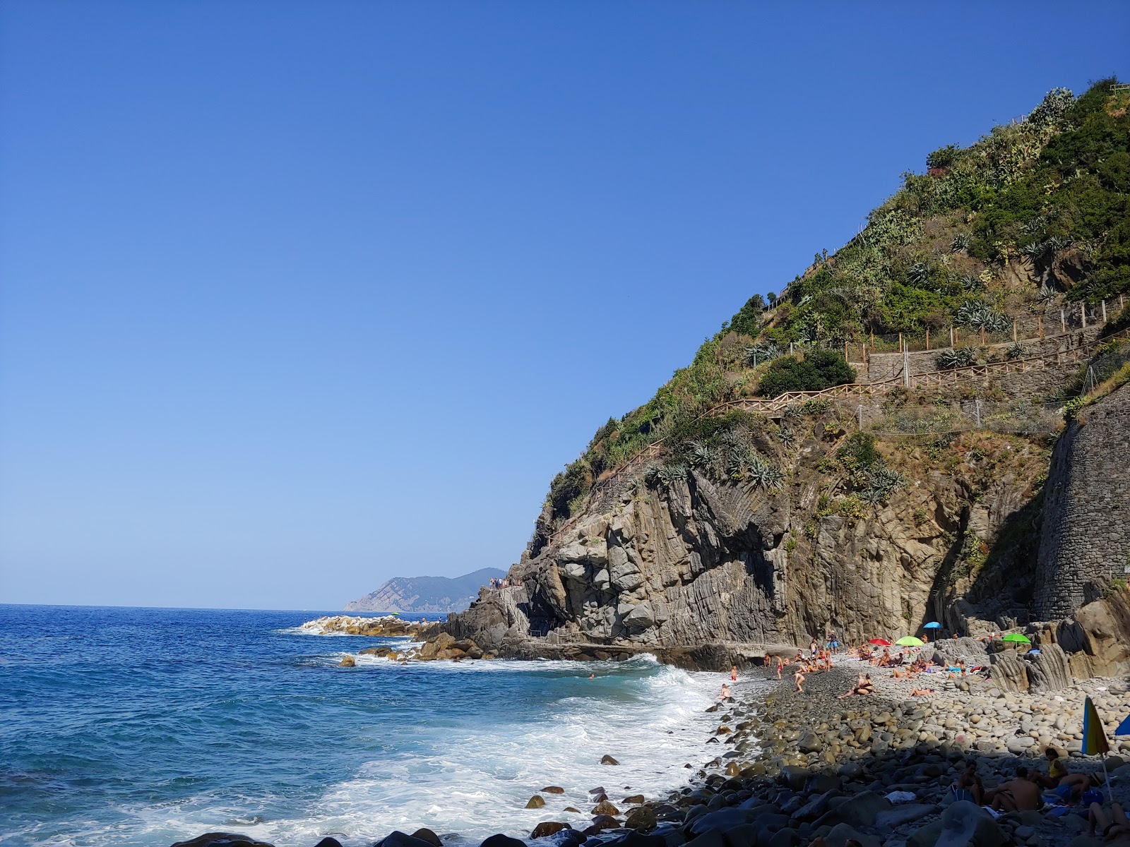 Foto von Strand von Riomaggiore mit teilweise sauber Sauberkeitsgrad