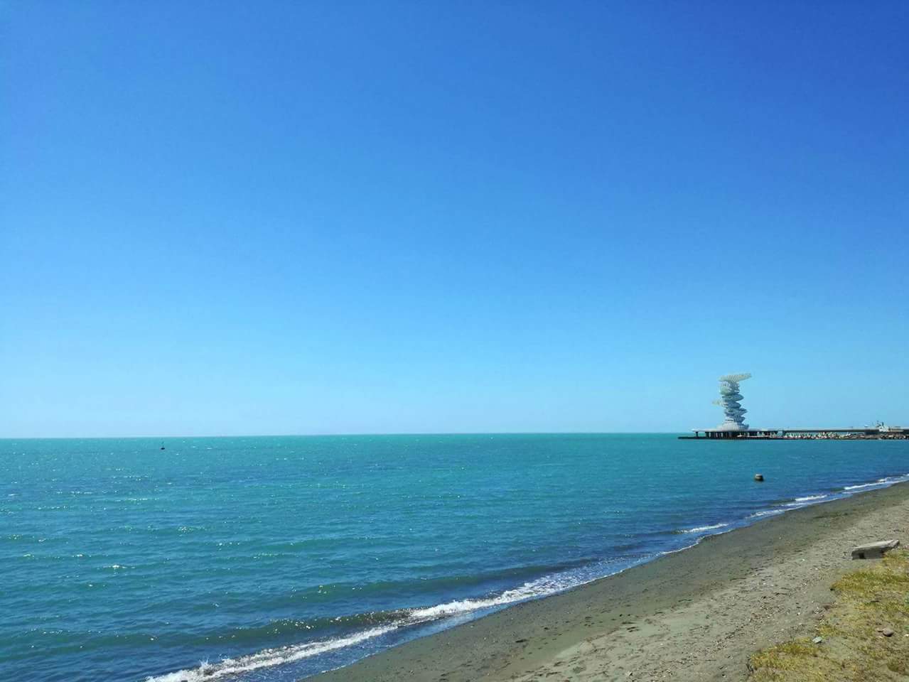 Zdjęcie Rastaveli beach z powierzchnią szary piasek