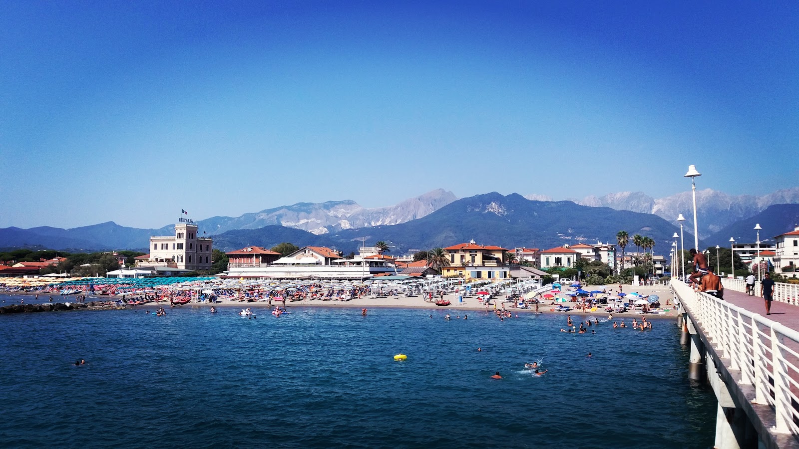 Fotografija Marina dei Ronchi z modra voda površino