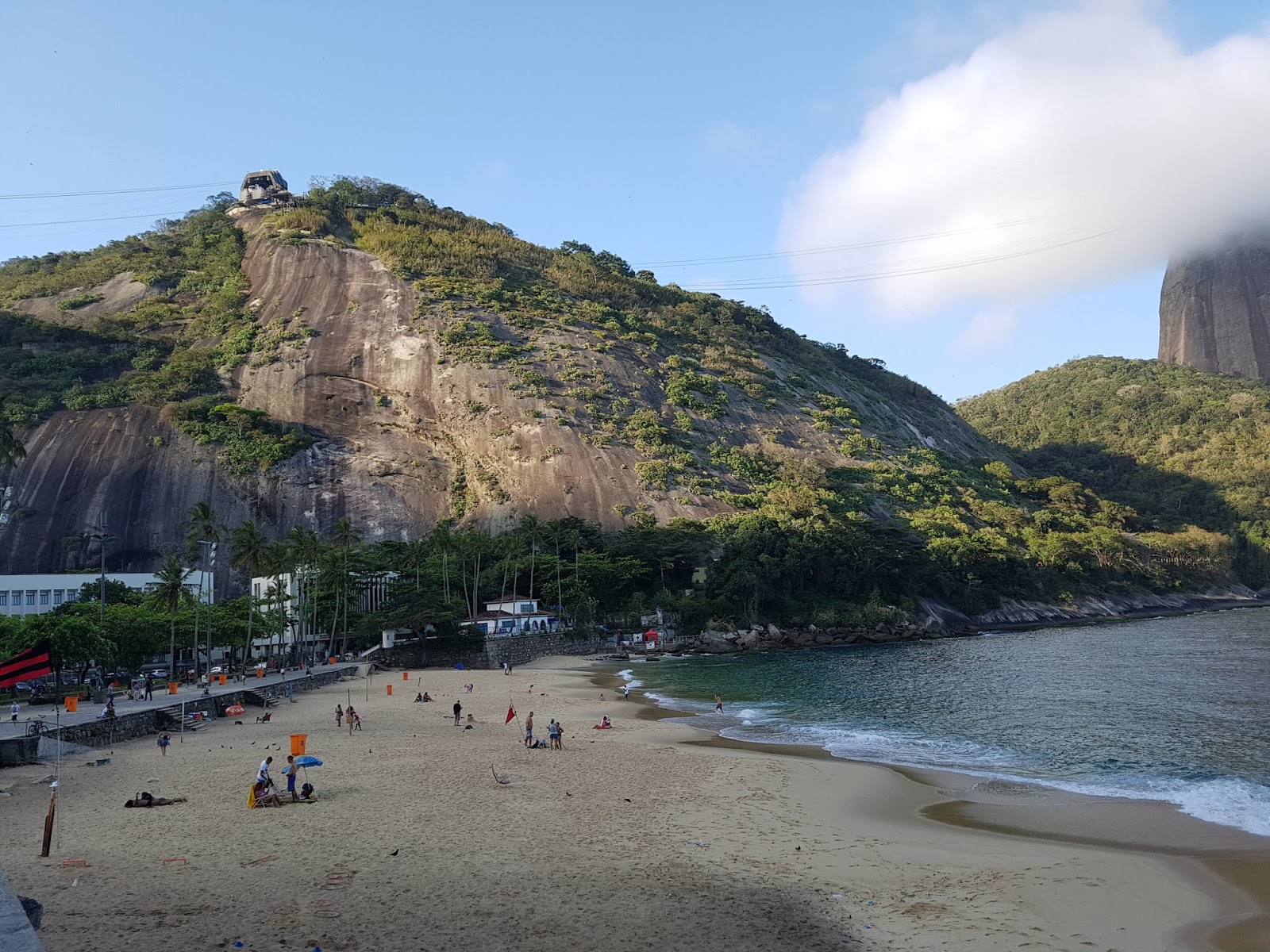 Foto di Spiaggia Vermelha e il suo bellissimo paesaggio
