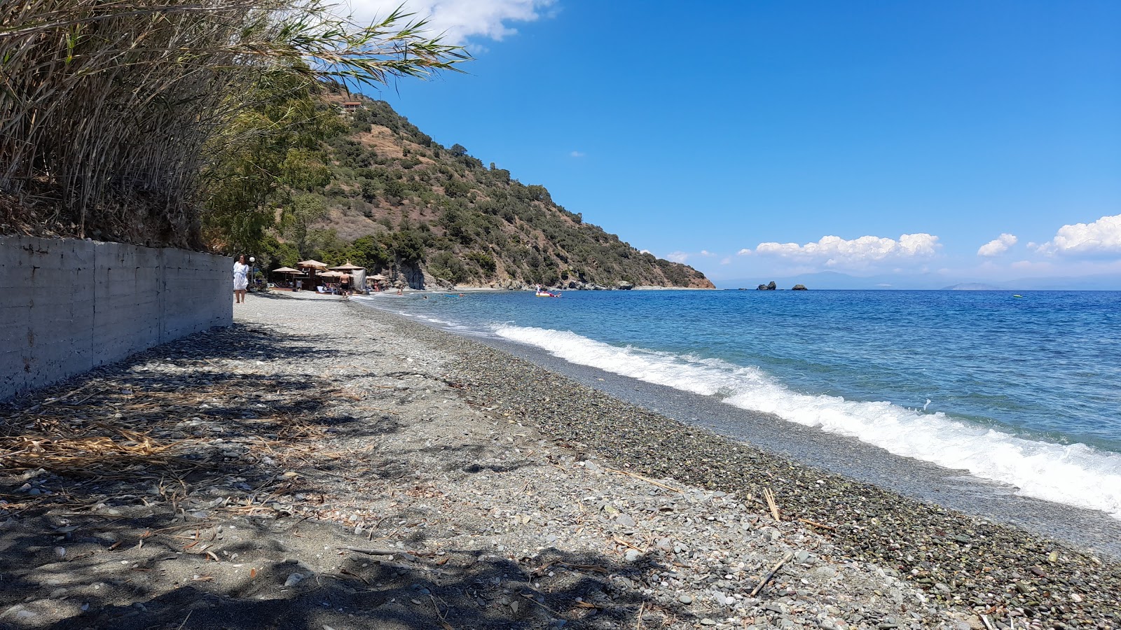 Fotografie cu Kalo Livadi Beach cu o suprafață de apă pură albastră