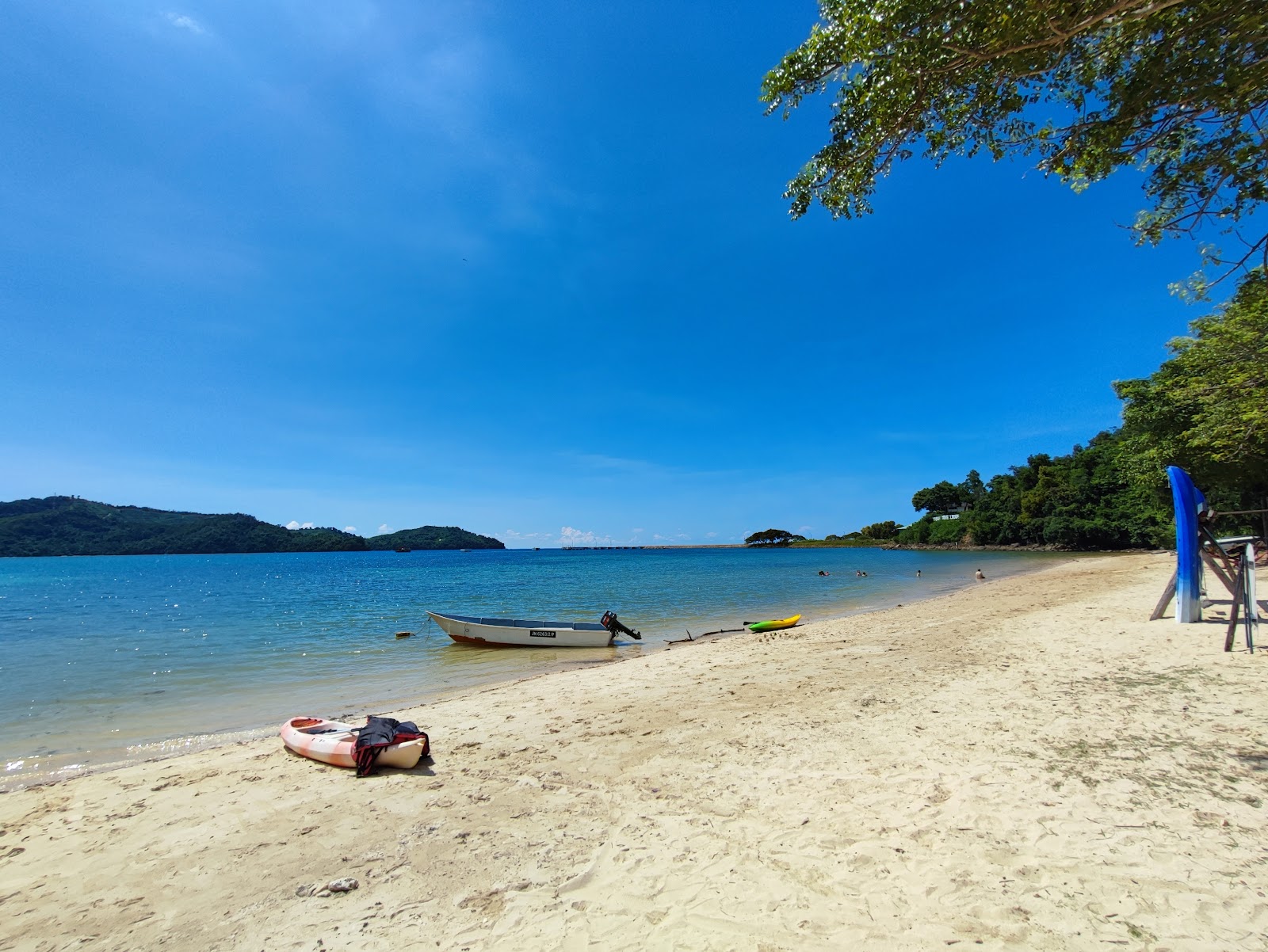 Zdjęcie Usukan Cove Beach z powierzchnią beżowy piasek