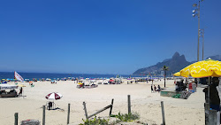 Foto von Ipanema Strand von Klippen umgeben