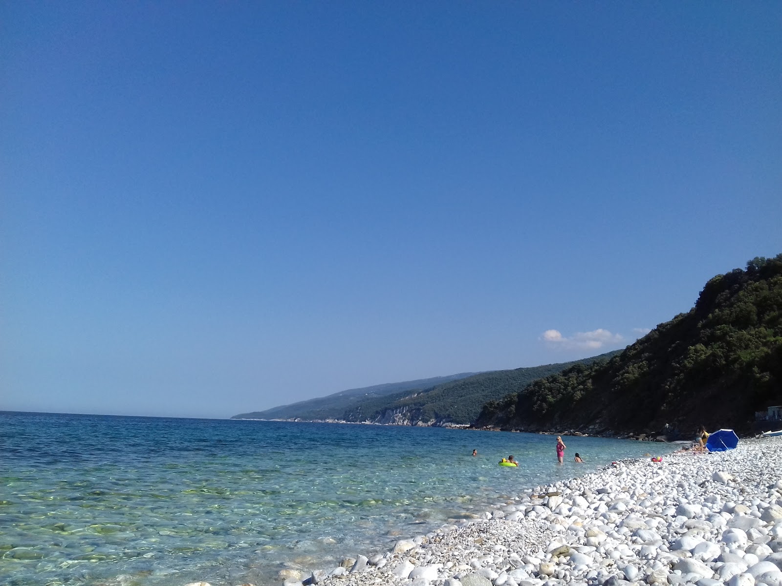 Foto di Agios Ioannis beach con una superficie del acqua cristallina