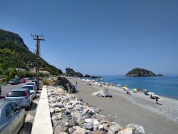Foto von Chiliadou beach mit sehr sauber Sauberkeitsgrad