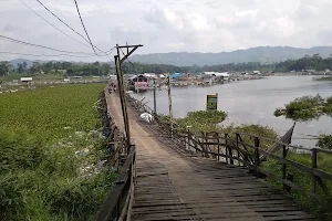 Jembatan Apung Surapatin image