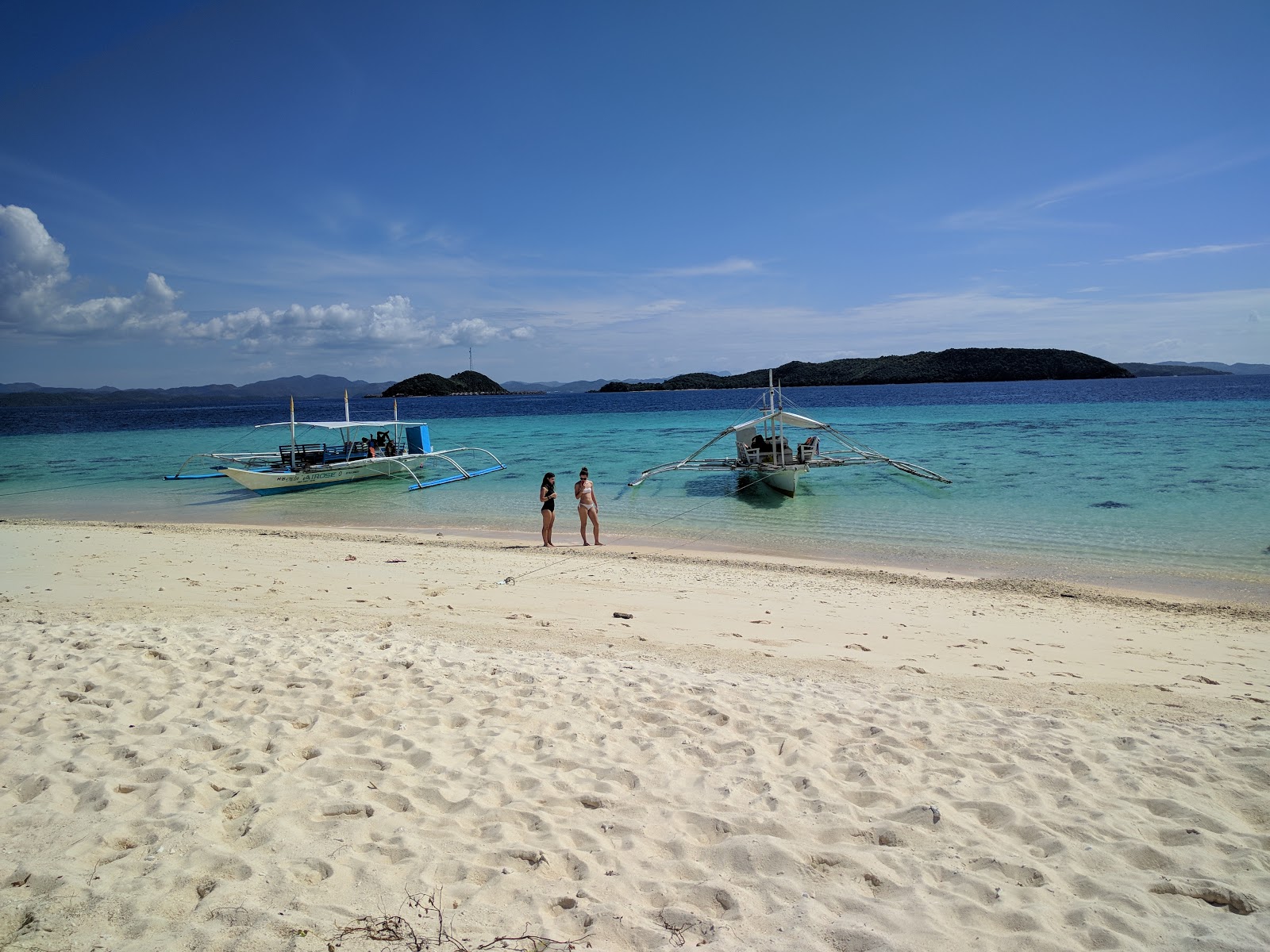 Foto av Nagbinet Island med vit sand yta