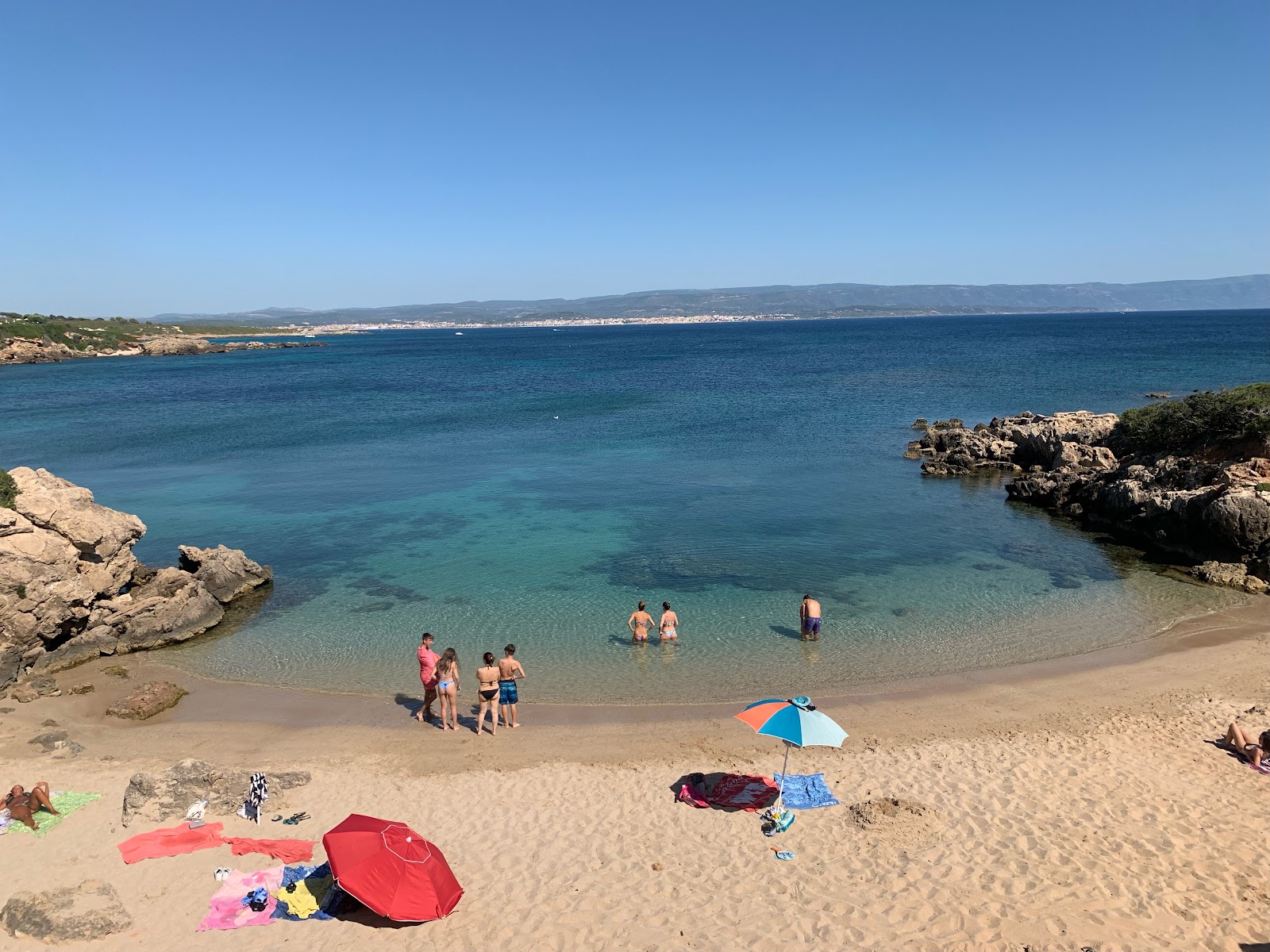 Photo de Cala Spinosa di Alghero Beach avec un rivage spacieux