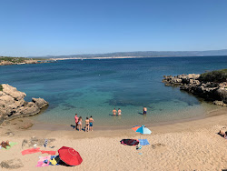Photo de Cala Spinosa di Alghero Beach avec un rivage spacieux
