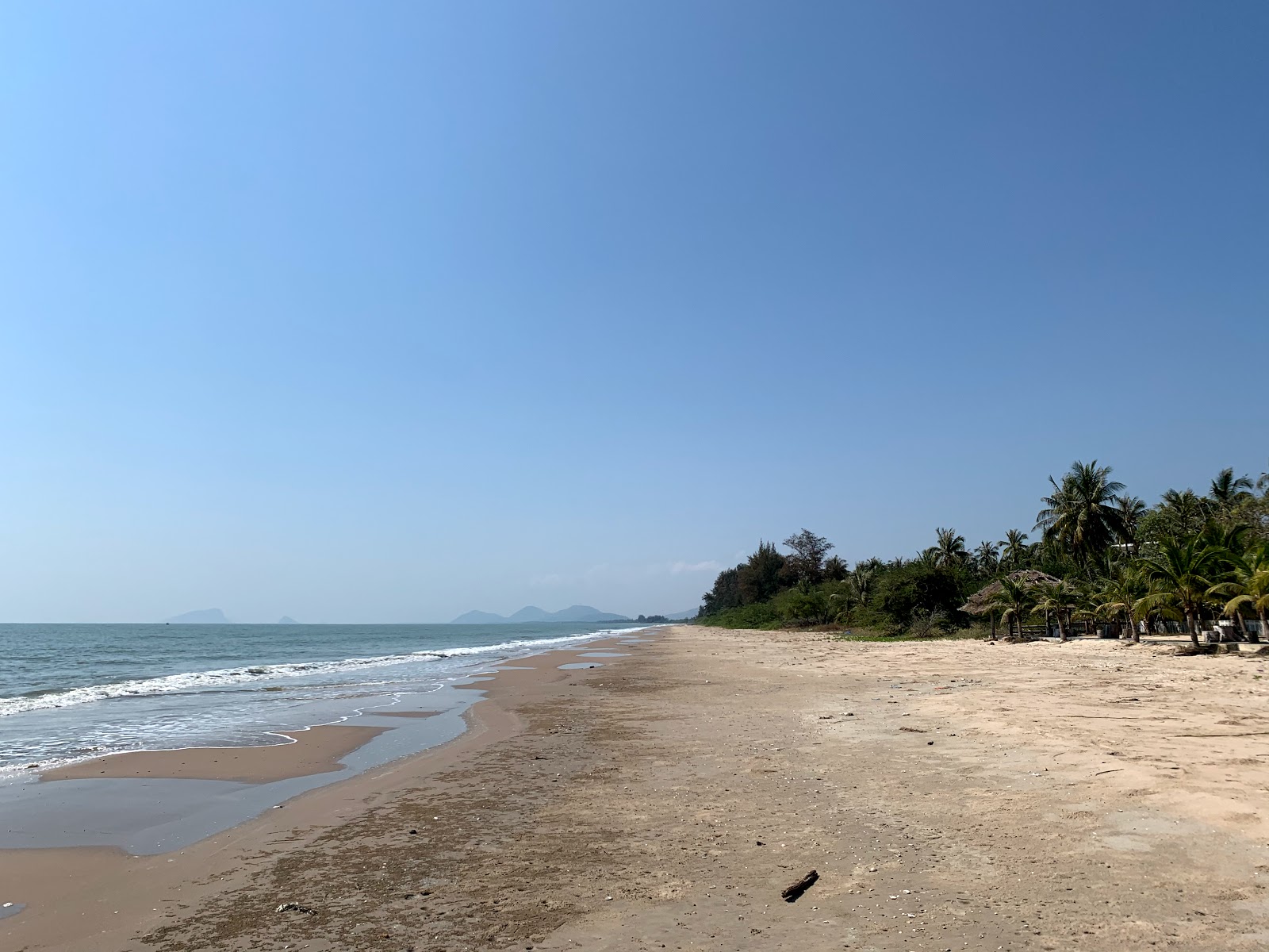 Foto di Bo Nok Beach con una superficie del sabbia luminosa