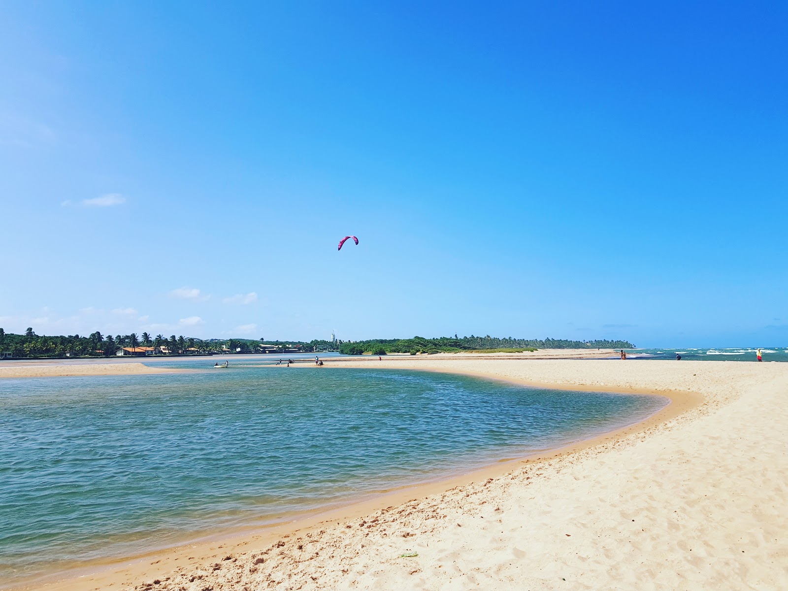 Praia de Buraquinho的照片 带有长直海岸