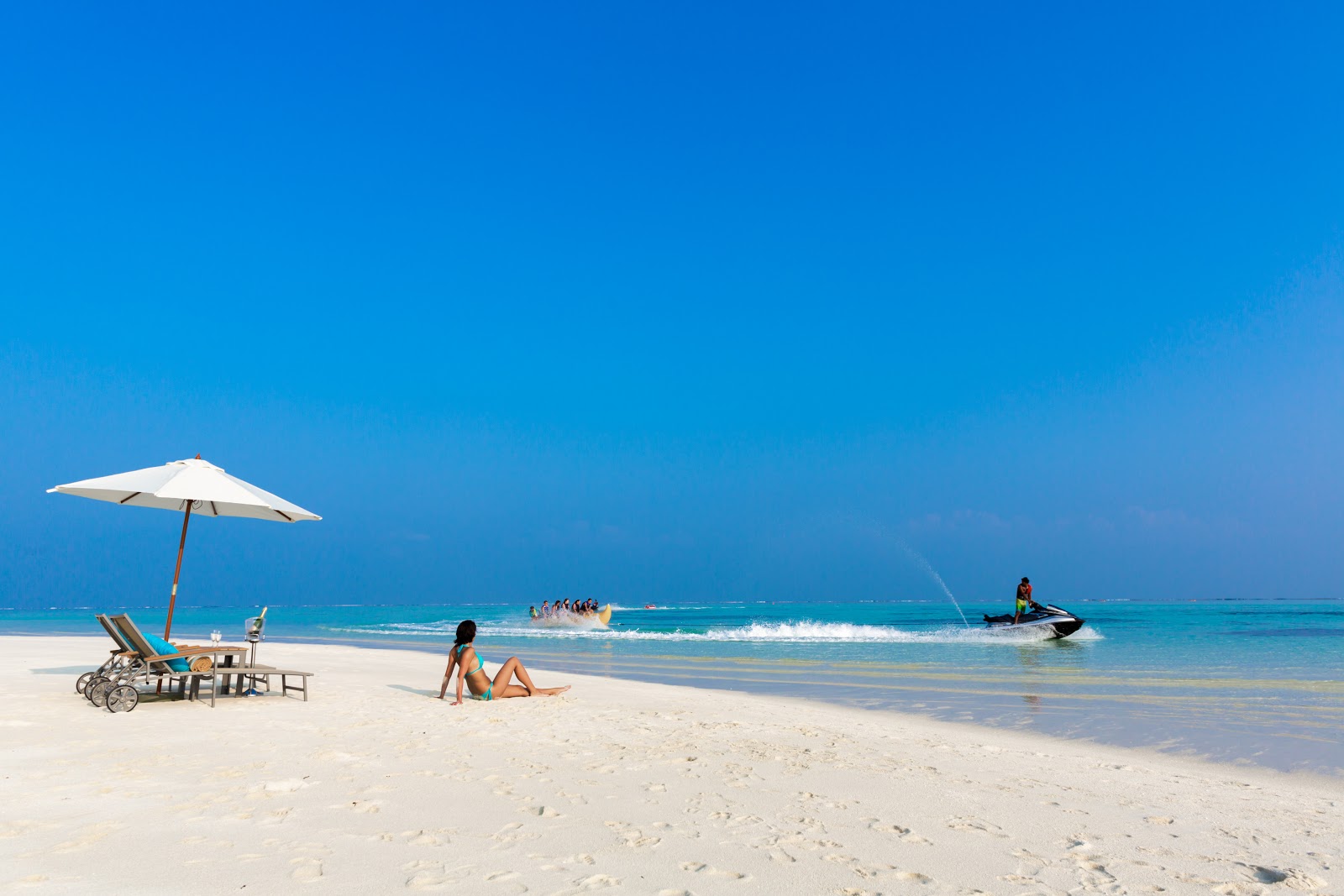 Fotografija Plaža otoka Ookolhufinolhu z turkizna čista voda površino