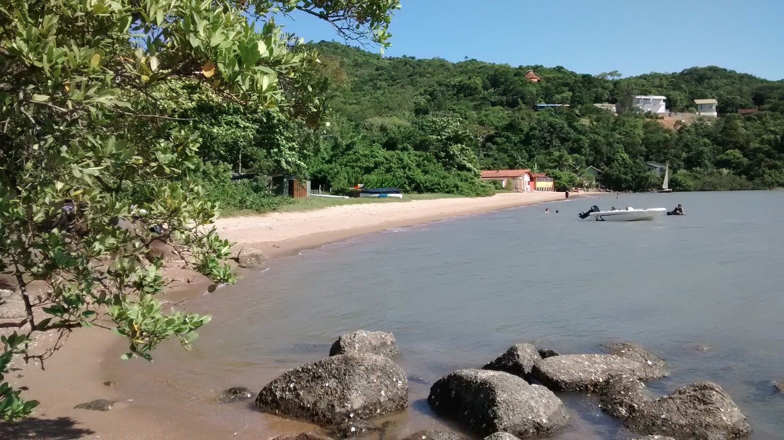 Zdjęcie Praia do Rola z powierzchnią beżowy piasek