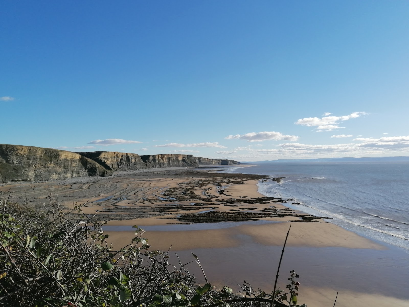 Foto von Monknash Strand mit langer gerader strand